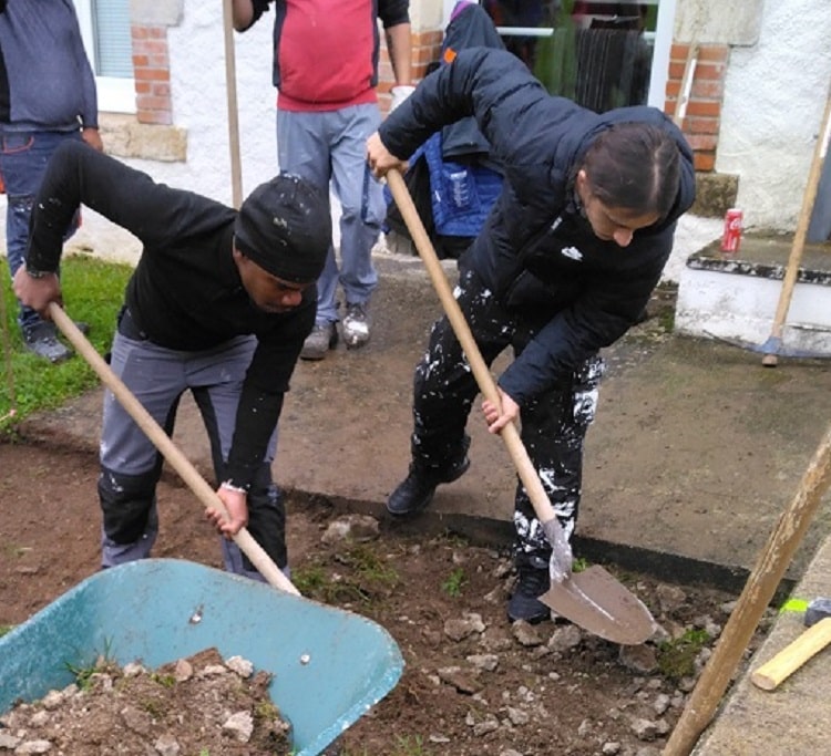 Deux jeunes proches d’un emploi durable
